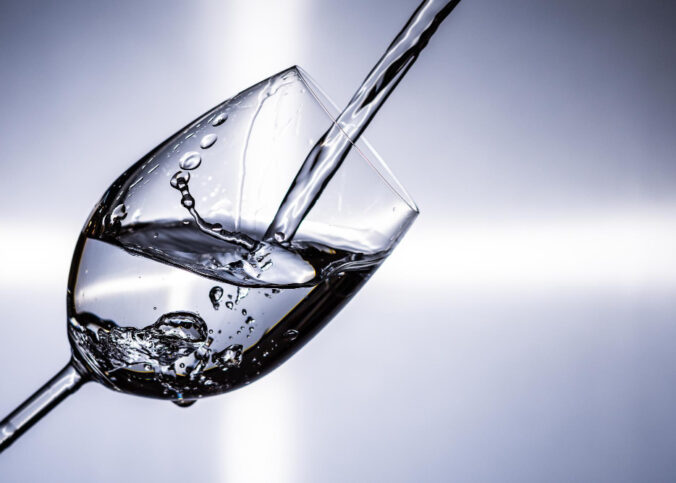 Porque se bebe água junto com o vinho?